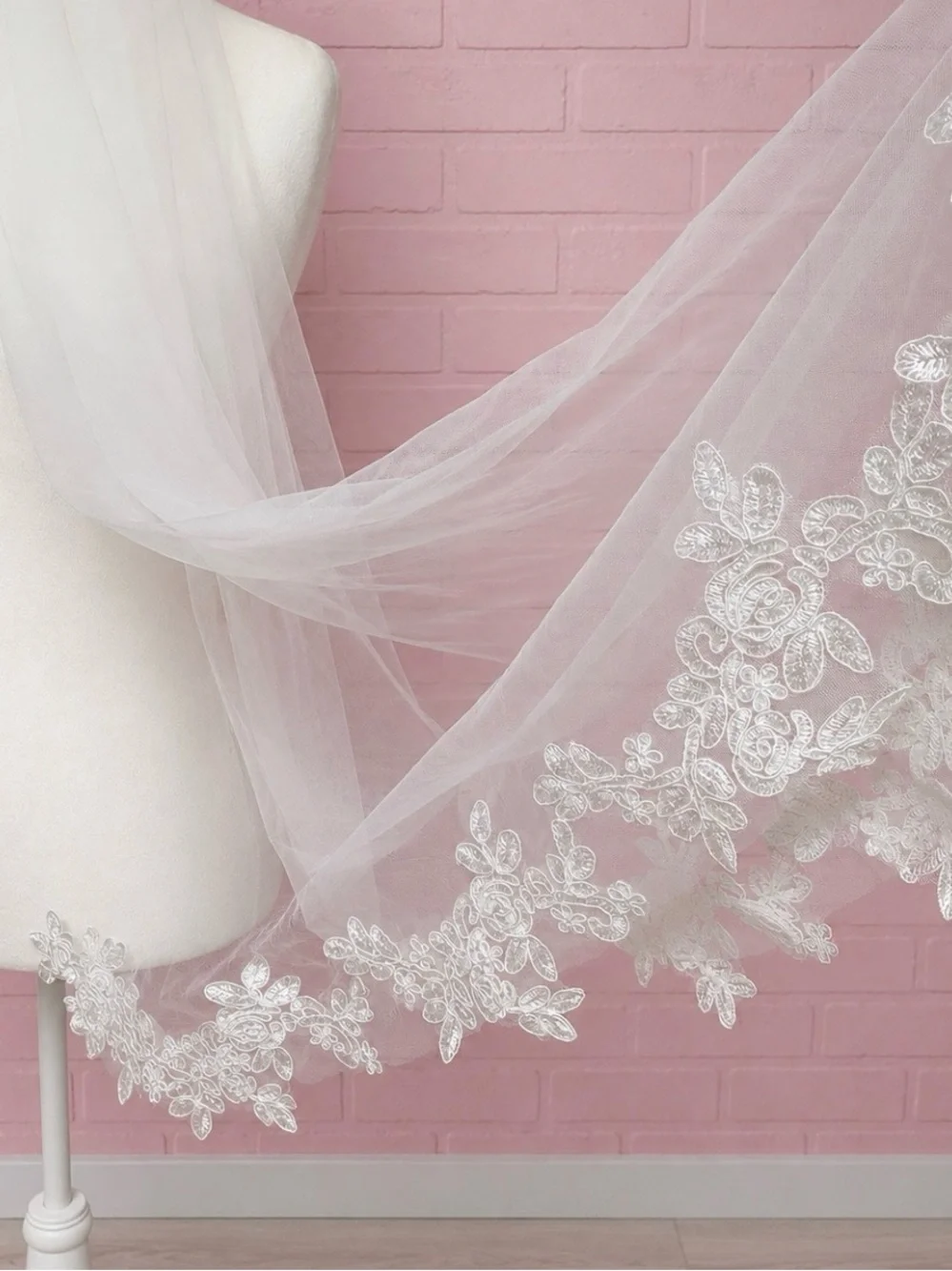 Beautiful Floral Lace Edge Bridal Veil - Picture 2 of 8